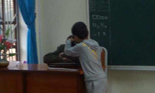 Thay giao nam guc tren ban, bat hoc sinh...nho toc sau