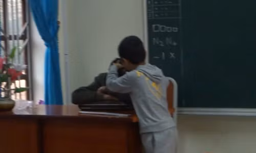 Thay giao nam guc tren ban, bat hoc sinh...nho toc sau