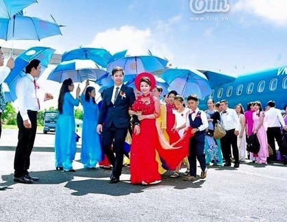 Chú rể thuê cả máy bay Vietnam Airline để rước dâu