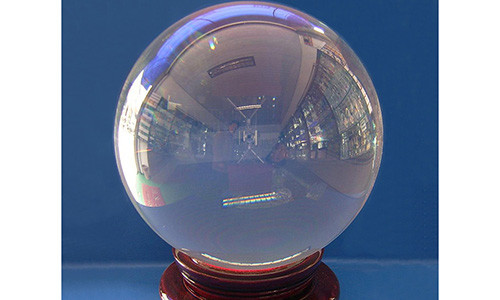 Qua cau thuy tinh khong anh huong cua nha doi dien