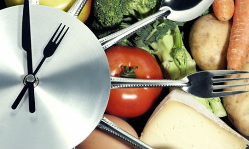 Đặt đồng hồ báo thức giờ ăn.