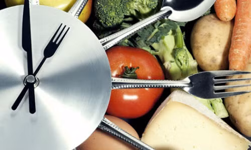 Đặt đồng hồ báo thức giờ ăn.