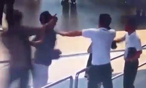 Nam hành khách đánh ông Tùng để cứu nữ nhân viên Vietnam Airlines. Ảnh: Cắt từ clip An ninh sân bay Nội Bài.
