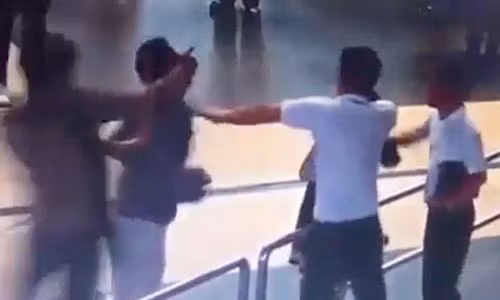 Nam hành khách đánh ông Tùng để cứu nữ nhân viên Vietnam Airlines. Ảnh: Cắt từ clip An ninh sân bay Nội Bài.