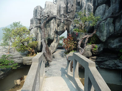 Vào bên trong, bức tượng Quan âm cao hơn 6 m và bức tượng Phật Di Lặc cao hơn 4m được tạc bằng đá quý tựa lưng vào ngọn núi đá nhân tạo đẹp mắt. Ngoài ra, còn có 2 con rồng cũng được làm từ đá quý uốn lượn sau lưng bức tượng.