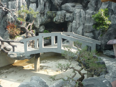 Thú thực, ngay cả địa điểm của ngôi chùa trăm tỷ cũng khiến nhiều người bất ngờ bởi đền, chùa thường được xây dựng ở những nơi ít ồn ào, thanh tịnh. Tuy nhiên, ngôi chùa này lại nằm trên đỉnh núi Đà Sơn, nơi có hàng chục công ty khai thác đá đang ngày đêm nổ mìn, đào xúc…hối hả.