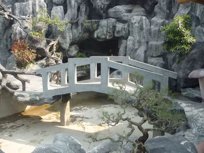 Thú thực, ngay cả địa điểm của ngôi chùa trăm tỷ cũng khiến nhiều người bất ngờ bởi đền, chùa thường được xây dựng ở những nơi ít ồn ào, thanh tịnh. Tuy nhiên, ngôi chùa này lại nằm trên đỉnh núi Đà Sơn, nơi có hàng chục công ty khai thác đá đang ngày đêm nổ mìn, đào xúc…hối hả.