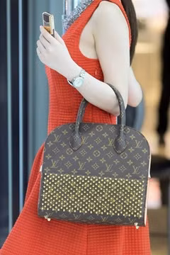 Angela Phương Trinh và chiếc túi LV có giá khoảng 8.000 USD (170 triệu đồng). Cô phối chiếc túi với đầm đỏ, đồng hồ gần 400 triệu và sử dụng điện thoại Vertu sang chảnh.