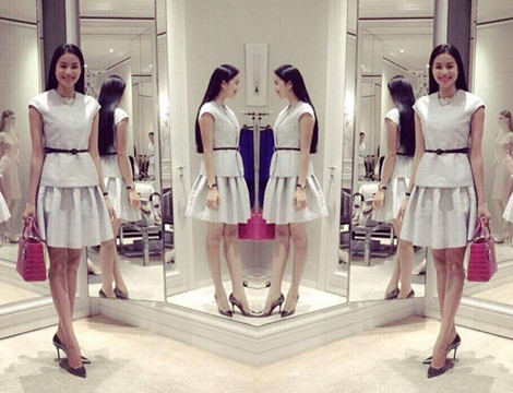 Hoa hậu khéo léo dùng túi Lady Dior hơn 100 triệu đồng gam hồng fuchsia hút mắt để làm điểm nhấn nổi bật trên nền váy áo trung tính.