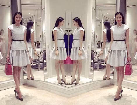 Hoa hậu khéo léo dùng túi Lady Dior hơn 100 triệu đồng gam hồng fuchsia hút mắt để làm điểm nhấn nổi bật trên nền váy áo trung tính.