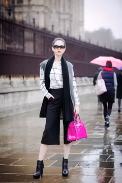 Ngọc Trinh có bộ sưu tập túi xách hàng hiệu tiền tỷ. Điển hình là chiếc túi Hermes Birkin da cá sấu có giá hơn 77.000 USD (khoảng 1,5 tỷ đồng).