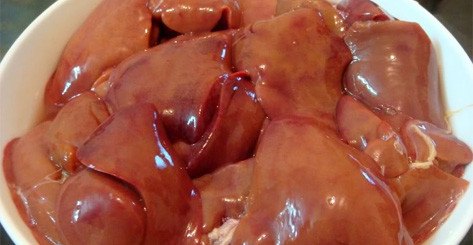 Nội tạng gà là bộ phận dễ nhiễm vi khuẩn, ký sinh trùng và virus. Đặc biệt, gan gà là bộ phận có chứa nhiều chất dinh dưỡng nhất nhưng đồng thời cũng là nơi chứa nhiều mầm bệnh tật, tích lũy nhiều kim loại nặng. Đối với phụ nữ đang cho con bú, trẻ nhỏ hoặc người có cơ địa nhạy cảm tuyệt đối không nên ăn nội tạng của gà, trừ phần trứng non.