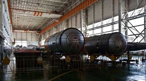 R-7: ICBM đầu tiên. Quốc gia sản xuất: Liên Xô, phóng lần đầu năm 1957. Trọng lượng phóng là 88,44 tấn, tầm bắn 8.000 km. R-7 huyền thoại là ICBM đầu tiên trên thế giới. Quả thực là việc đưa tên lửa vào trạng thái sẵn sàng chiến đấu phải mất mấy giờ nên giới quân sự Liên Xô rất không hài lòng .