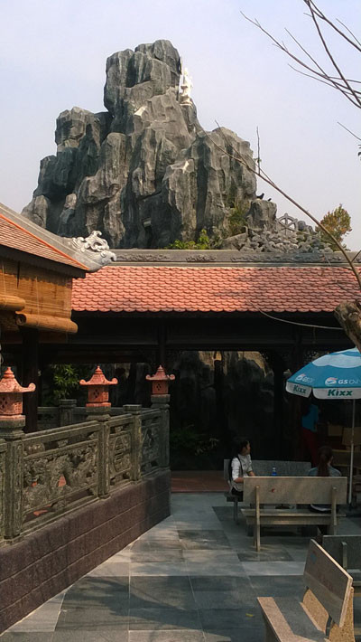 Một số người dân sống lâu năm trong khu vực cho biết, ở trên núi này, khi chưa được cấp phép khai thác đá thì đã có một có bức tượng Phật Quan âm không biết do ai dựng lên từ rất lâu. Điều đặc biệt, từ xưa cho đến nay, ngôi chùa hoàn toàn vắng bóng sư sãi hay thầy trụ trì…