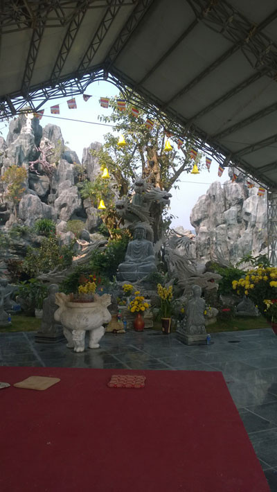 Khi được hỏi, lý do vì sao ông lại đầu tư số tiền khủng để xây ngôi chùa ở nơi ồn ào như nơi đây, vị đại gia này cho biết, các mỏ đá ở đây rồi cũng đến lúc dừng hoạt động. Ông muốn tạo một chốn thanh thịnh, để cho người dân Đà Nẵng và du khách ghé chân. Theo dự định, sắp tới ông sẽ cho khoét núi đá Đà Sơn để tạo thành bức tượng Phật Di Lặc cao 65m…