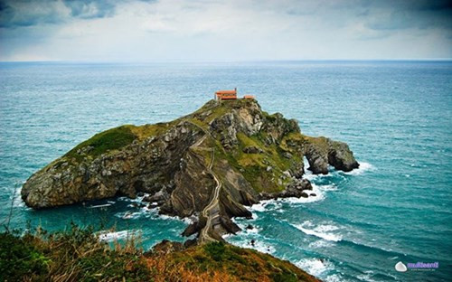 Cây cầu này nối giữa phần đất liền của Tây Ban Nha với hòn đảo nhỏ Gaztelugatxe trên bờ biển Biscay. (ảnh: Flickr).