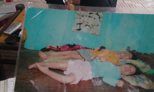 Những hình ảnh trẻ em tàn tật, chất độc màu da cam được các "cán bộ giao dịch" đưa ra tuyên truyền.