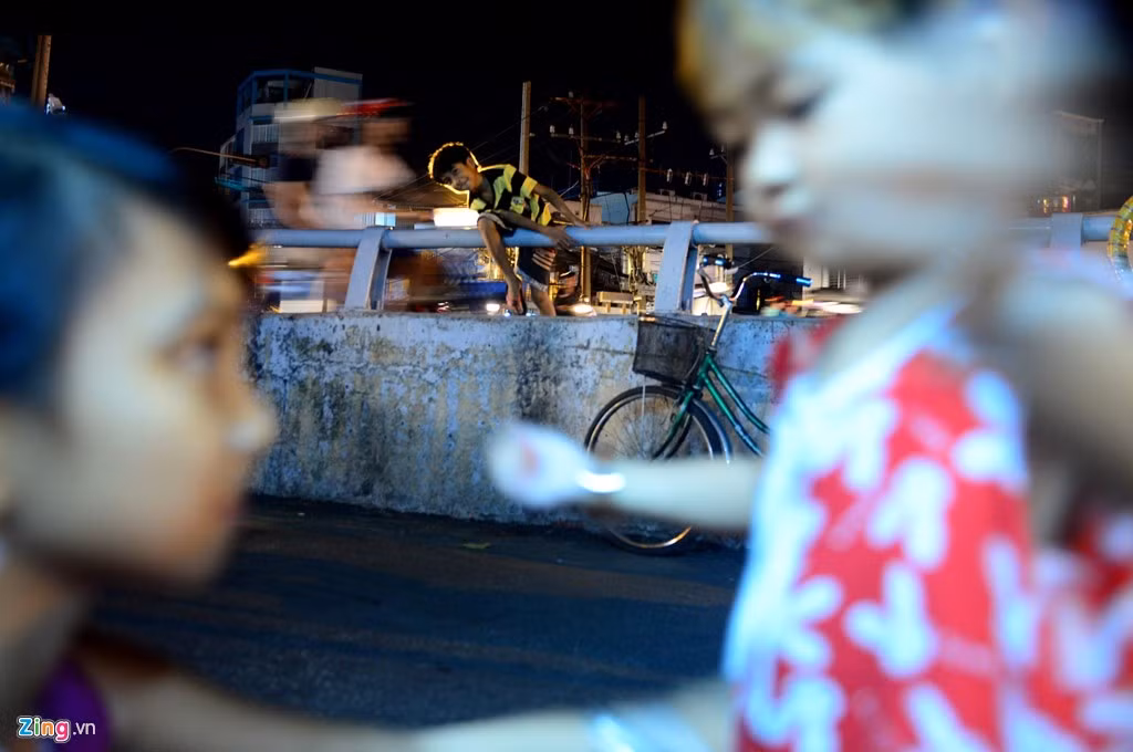 Sân chơi của những đứa trẻ chỉ quanh quẩn dưới chân cầu Chánh Hưng.