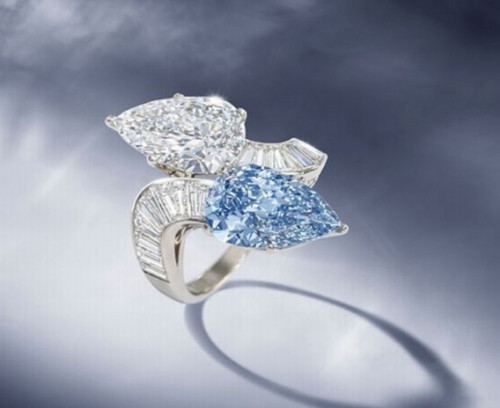 The Bulgari Ring (2,9 triệu USD - khoảng 64,8 tỷ đồng) Đây là một chiếc nhẫn tùy chỉnh thủ công, thuộc về một nhà sưu tập đồ trang sức châu Âu trong những năm 1960. Nó đã được trao cho người vợ của nhà sưu tập. Với giá gần ba triệu USD, nó có thể được dành cho các “thiên thần”.