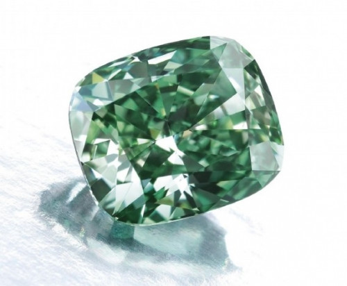 Sotheby’s Green Diamond (3,08 triệu USD - khoảng 84,9 tỷ đồng) Chiếc nhẫn thu hút bất cứ ánh nhìn nào với màu xanh long lanh, mặt nhẫn là viên kim cương lớn với nhiều mặt nặng 2,52 carat.