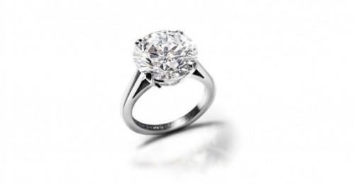 Tiffany Oval (1,465 triệu USD - khoảng 32,7 tỷ đồng) Đây là một trong những chiếc nhẫn kim cương đắt tiền và bắt mắt nhất này có hai hình dạng để lựa chọn – hình bầu dục và hình vuông trên khung nhẫn bạch kim. Nó đi kèm với một cái giá không tưởng là gần 1,5 triệu USD, có lẽ vì chiếc nhẫn đính viên kim cương 14,79 carat.
