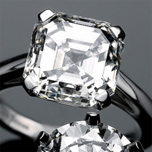 De Beers Asscher Cut (805.000 USD - khoảng 17,9 tỷ đồng) Đây là một chiếc nhẫn đẹp khác được thiết kế bởi nhà kim hoàn Nam Phi nổi tiếng De Beers. De Beers Asscher Cut Diamond là một trong những chiếc sang trọng và có hấp lực bậc nhất trên thế giới. Được biết, chiếc nhẫn đắt tiền này được đặt theo tên của những người thợ đá quý của gia đình Hoàng gia Anh. Hình dạng của viên đá tạo thành một hình vuông với 4 góc cạnh được vát đẹp đẽ.