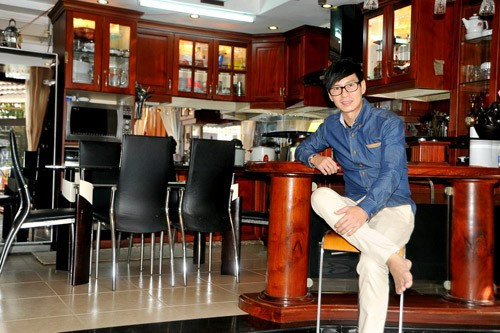 Lý Hải: Lý Hải đang sống hạnh phúc cùng vợ và các con trong ngôi biệt thự sang trọng 2 mặt tiền trên đường 3/2, quận 10, TP.HCM. Theo tiết lộ của nam ca sĩ, tổng giá trị đất và nhà của căn nhà khoảng 2 triệu đô (trên 40 tỉ đồng).