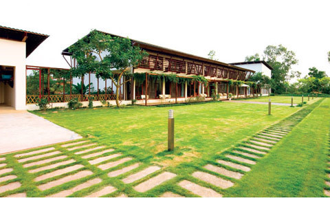 Mỹ Linh: Ở ngoại thành Hà Nội, vợ chồng Mỹ Linh - Anh Quân sở hữu khu biệt thự rộng tới 1,2 hecta, với những bài trí thân thuộc và gần gũi với thiên nhiên khiến nhiều người ngưỡng mộ.