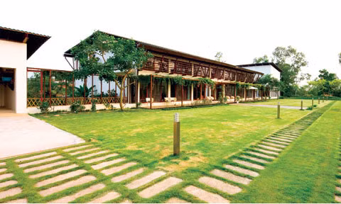 Mỹ Linh: Ở ngoại thành Hà Nội, vợ chồng Mỹ Linh - Anh Quân sở hữu khu biệt thự rộng tới 1,2 hecta, với những bài trí thân thuộc và gần gũi với thiên nhiên khiến nhiều người ngưỡng mộ.