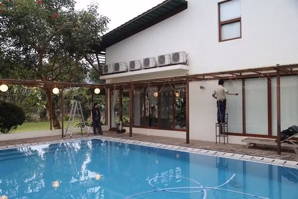 Bể bơi rộng rãi trong khuôn viên nhà nữ ca sĩ.