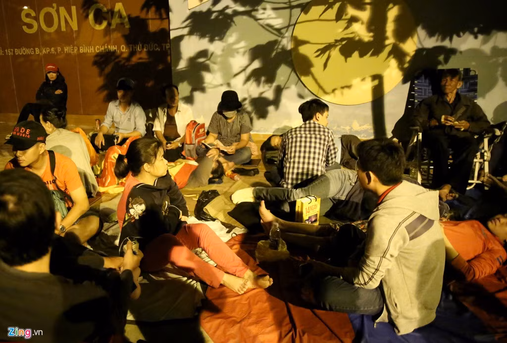 Những phụ huynh này cho biết, gửi con vào trường công học phí rẻ hơn trường tư nhiều lần và giáo viên dạy đảm bảo. Vì thế, không ít bậc cha mẹ sẵn sàng chờ đợi suốt đêm.