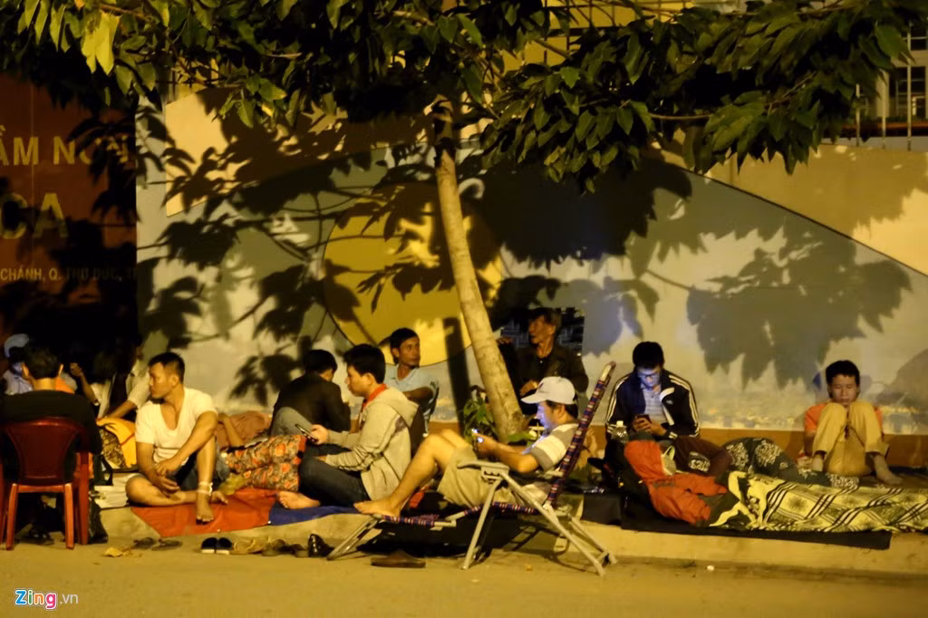 Theo kế hoạch tuyển sinh, từ 11-14/7, trường chỉ tuyển sinh 40 trẻ vào lớp Mầm (sinh năm 2013). Để chắc chắn con được vào học, nhiều người tập trung trước cổng trường từ trước 0h.