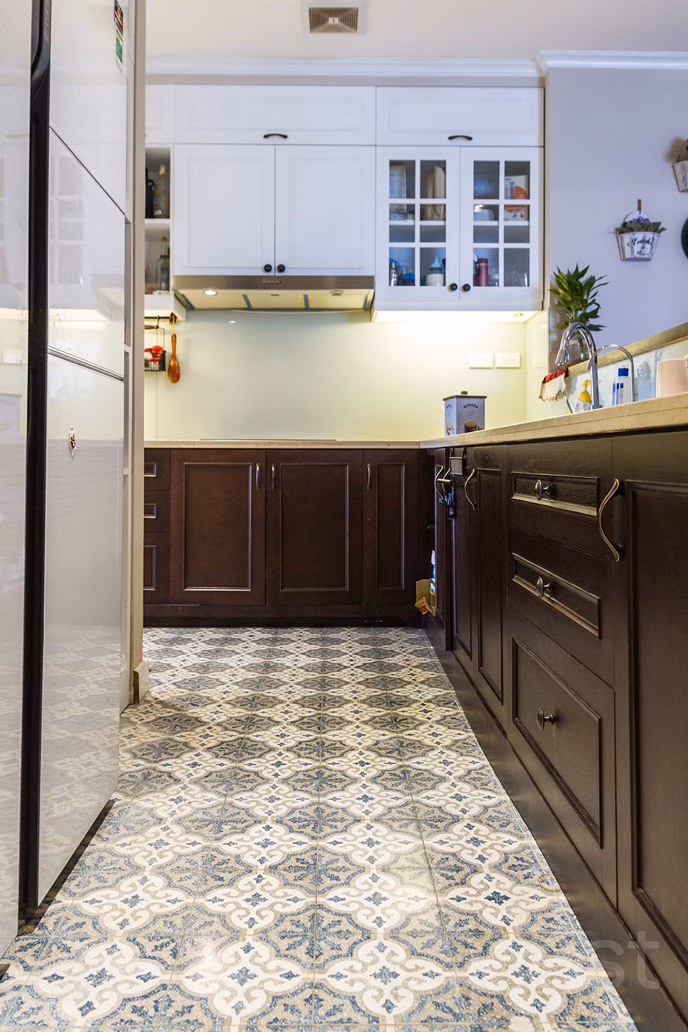 Như một điểm nhấn với chất liệu đặc trưng của Đông Dương, gia chủ đã sử dụng gạch bông tại sàn bếp thay vì sàn gỗ như toàn bộ phần không gian còn lại. Căn bếp cũng vì thế mà giữ nét “rất Việt” riêng có giữa phong cách khá “tây” của cả nhà.