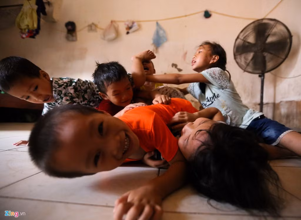 Bên trong căn nhà nhỏ 30 m2 luôn luôn ồn ào tiếng nói cười của bọn trẻ. Khi được hỏi lý do vì sao sinh nhiều con, bà bảo có thai lúc nào không biết. Khi sinh đến đứa thứ 6, gia đình được chính quyền, tổ dân phố vận động đi triệt sản nhưng chồng không đồng ý.