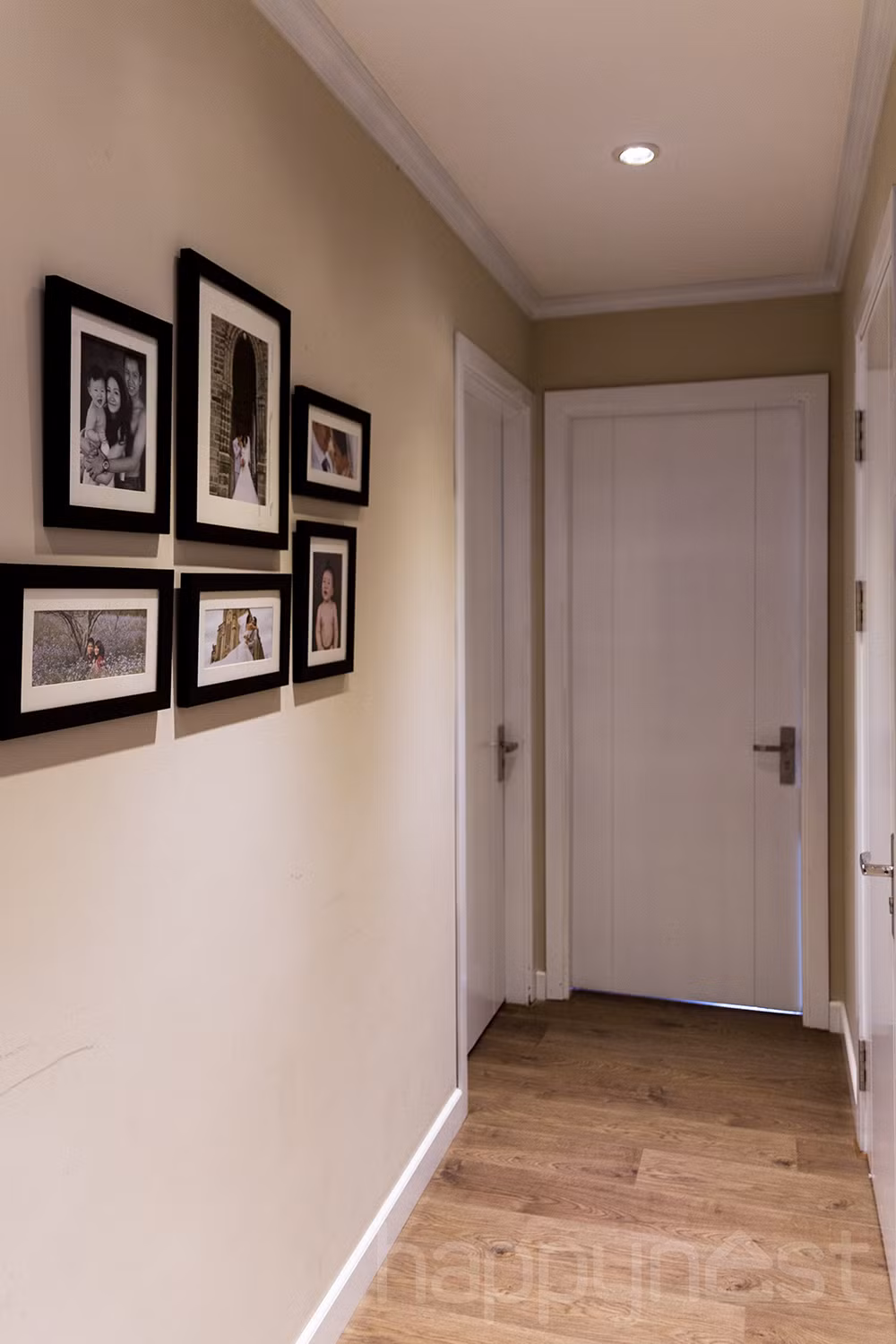 Một trong những đặc điểm chính của phong cách farmhouse (đồng quê Mỹ) đó chính là bức tường ảnh. Gia chủ đã dành trọn khu vực hành lang để tạo nên một “triển lãm ảnh” nhỏ của cả gia đình. Nơi đây sẽ là nơi họ cùng nhau lưu lại những phút giây mật ngọt của chính họ.