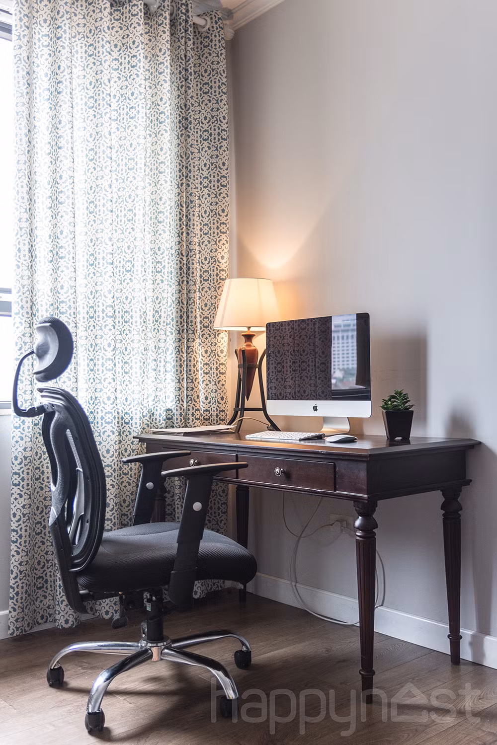 Chiếc bàn làm việc cũng được lựa chọn kĩ càng theo phong cách đồng quê nước Mỹ. Tuy kiểu dáng đơn giản nhưng nó lại tinh tế và tạo nên hưng phấn cho người dùng.