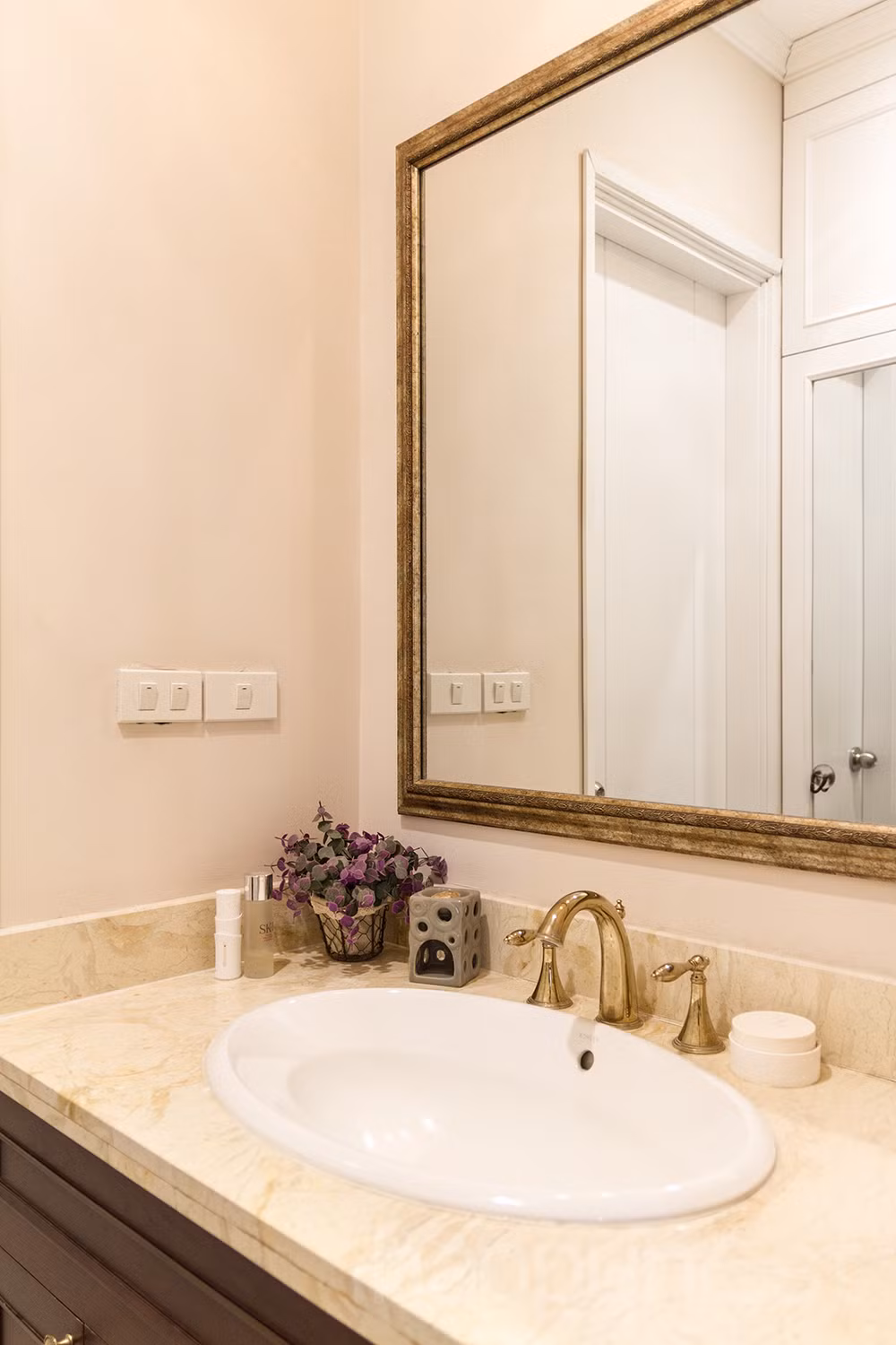 Vì “yêu ngay từ cái nhìn đầu tiên”, nữ chủ nhân đã phải dành nhiều thời gian chờ đợi chiếc vòi nước giả cổ màu đồng xuất hiện trong ngôi nhà của mình.