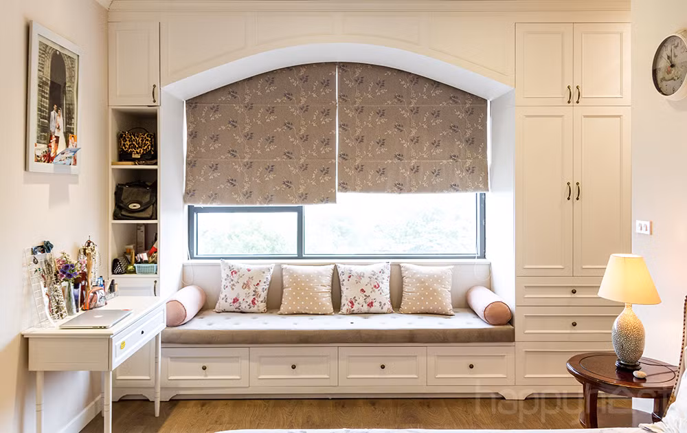 Căn nhà không chỉ đẹp vì cách bài trí, mà nó còn thật sự hợp lý khi không có bất kì “khoảng chết” nào trong thiết kế nhà. Chiếc cửa sổ lớn trong phòng ngủ đã được khéo léo biến thành mái vòm nơi thư giãn của hai vợ chồng. Đây cũng chính là góc yêu thích của riêng họ.