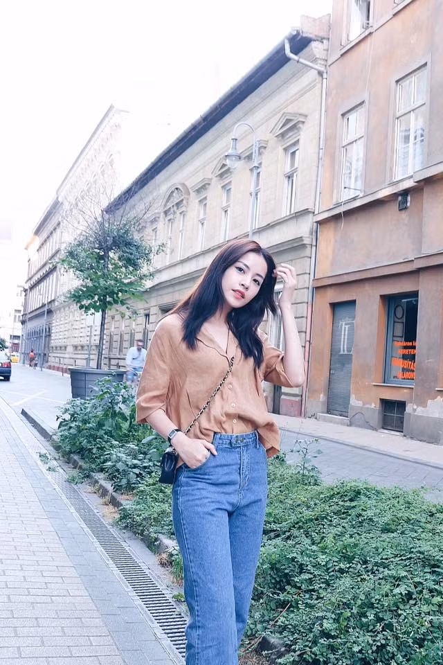 Hotgirl Chipu tranh thủ ghi lại kỷ niệm khi đi công tác "Đi công tác nhưng vẫn tranh thủ chụp choẹt cập nhật hình ảnh chuyến đi Budapest, Hungary với nhà mình đây".