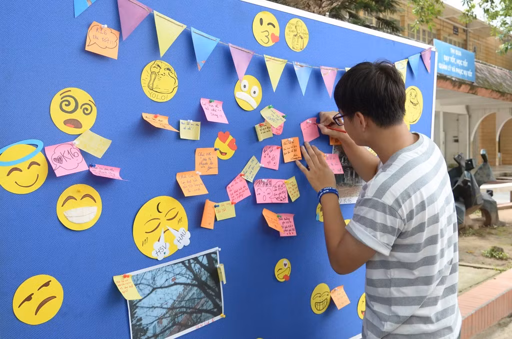 Bảng gắn note phía ngoài cổng cũng là ý tưởng của các sinh viên trong trường với những icon ngộ nghĩnh kèm lời chúc tốt đẹp cho thế hệ sinh viên K16 tương lai.
