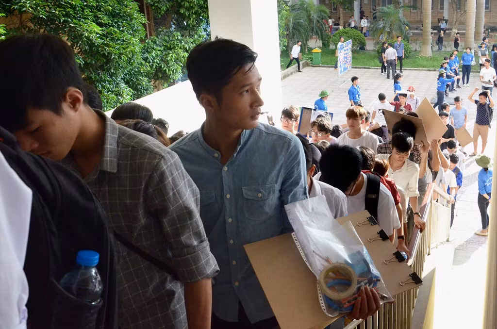 Toàn bộ giấy nháp và giấy thi đều do hội đồng phát. Thí sinh chỉ được mang bảng, bút và dụng cụ vẽ vào phòng. Kết quả vào trường sẽ xét thêm điểm Toán, Vật lý từ kỳ thi THPT quốc gia theo cụm thi do đại học chủ trì.