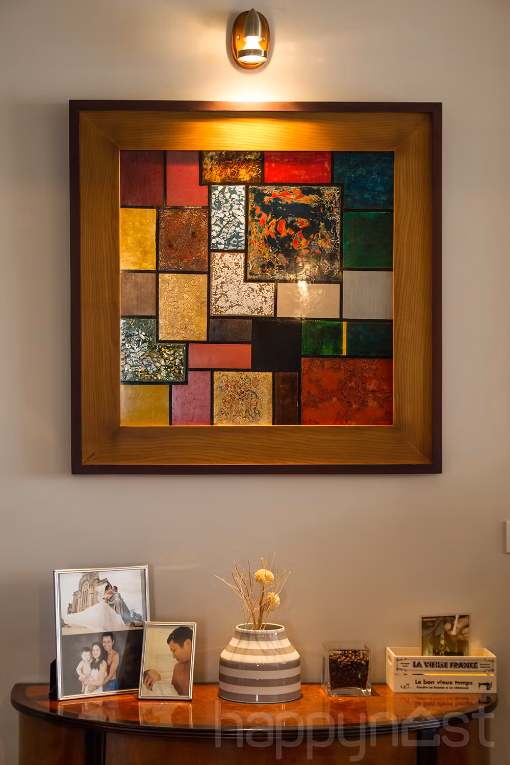 Không có một bức tường nào trống xuất hiện trong căn nhà. Mỗi bức tường mang lại những trải nghiệm, cảm hứng khác nhau. Nhưng tất cả đều cùng kể về một câu chuyện: ngôi nhà hạnh phúc.