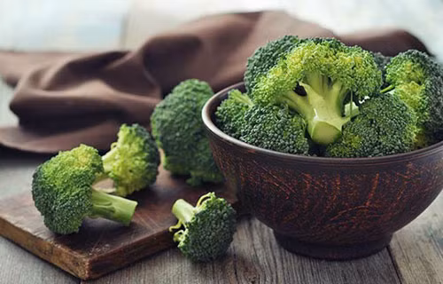 Ăn bông cải xanh có tác dụng giảm cholesterol hiệu quả và thải độc. Một chén bông cải xanh chứa 55 calo. Đây là nguồn protein, vitamin E và có thể chế biến thành súp, nướng hoặc luộc.