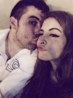 Cô liên tục đăng tải những hình ảnh thân thiết cùng nhiều người bạn trai trong chuyến về thăm quê này.