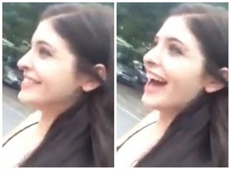 Cô vô tư cười nói dù không đội mũ bảo hiểm khi đi xe máy.