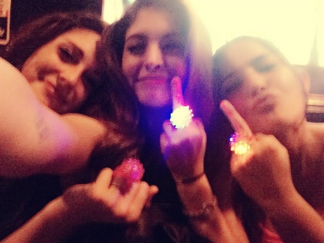 An Tây gây sốc với hình ảnh ngón tay thối trong chuyến về thăm quê nhà Tây Ban Nha.