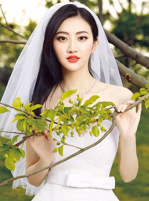 Cảnh Điềm không được đánh giá quá cao về diễn xuất nhưng "đệ nhất giai nhân Bắc Kinh" khiến mọi đạo diễn yêu thích bởi vẻ ngoài đẹp như tranh.