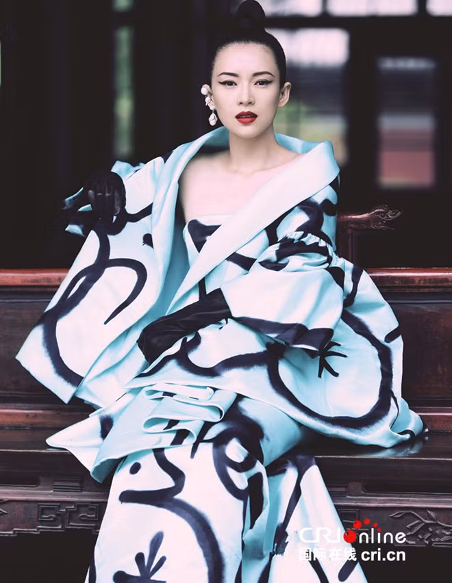 Chương Tử Di được đánh giá cao với vẻ ngoài đậm chất Á Đông. Cô đẹp hơn Củng Lợi, có nét tinh tế như Từ Tịnh Lôi và diễn xuất khiến Lý An ngưỡng mộ.