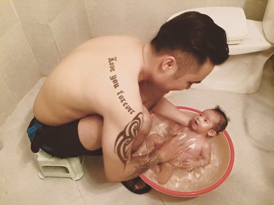 Mới đây, hình ảnh một ông bố hot boy điển trai tắm cho con trai rất chuyên nghiệp đã nhận được sự quan tâm của rất nhiều người.