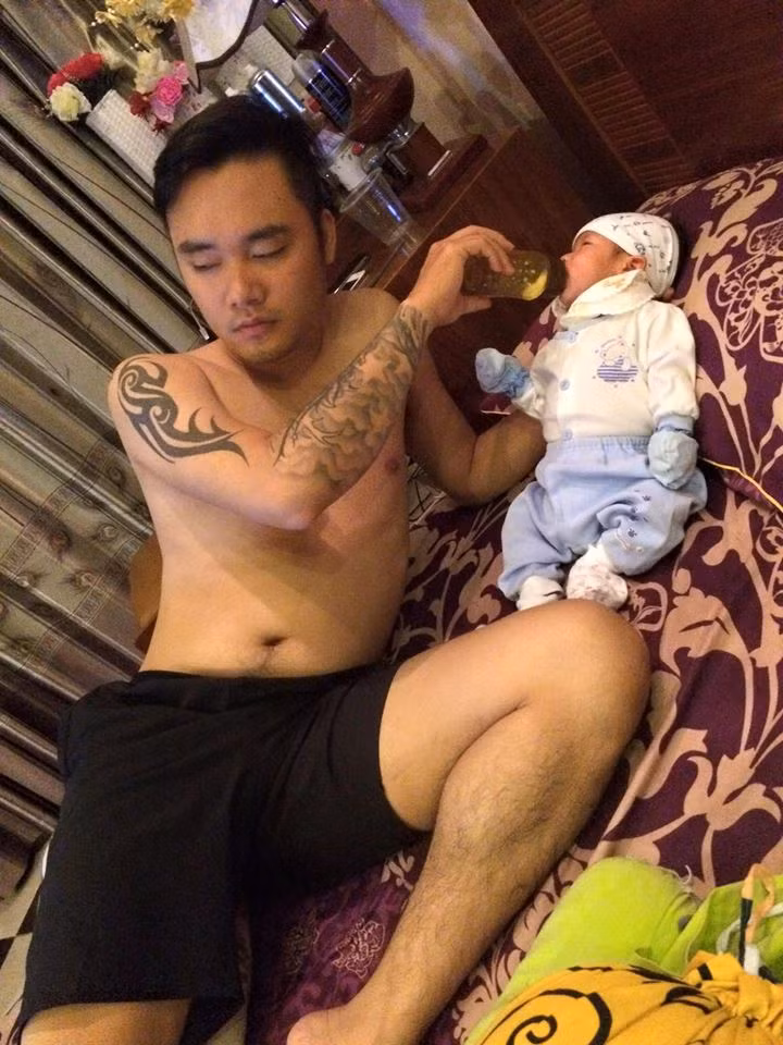 Qua tìm hiểu, được biết ông bố có tên là Phạm Ngọc Duy, sinh năm 1988, làm nhân viên văn phòng và cậu con trai là Phạm Nhật Bảo, sinh ngày 3/9/2015.